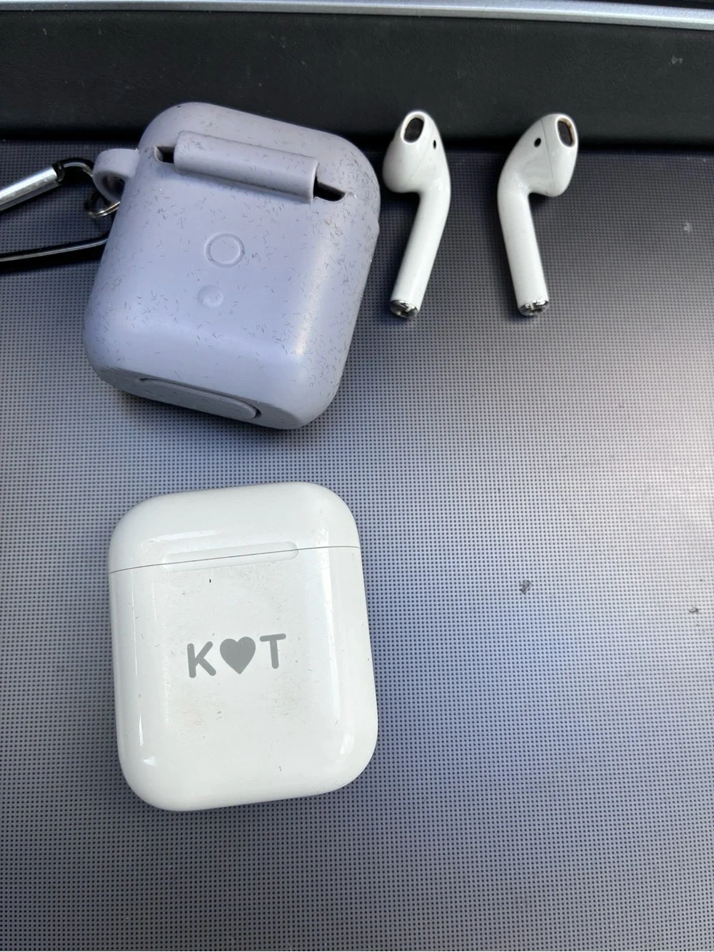 Apple AirPods 2nd generation Wireless Earbuds Charging Case and carrying case